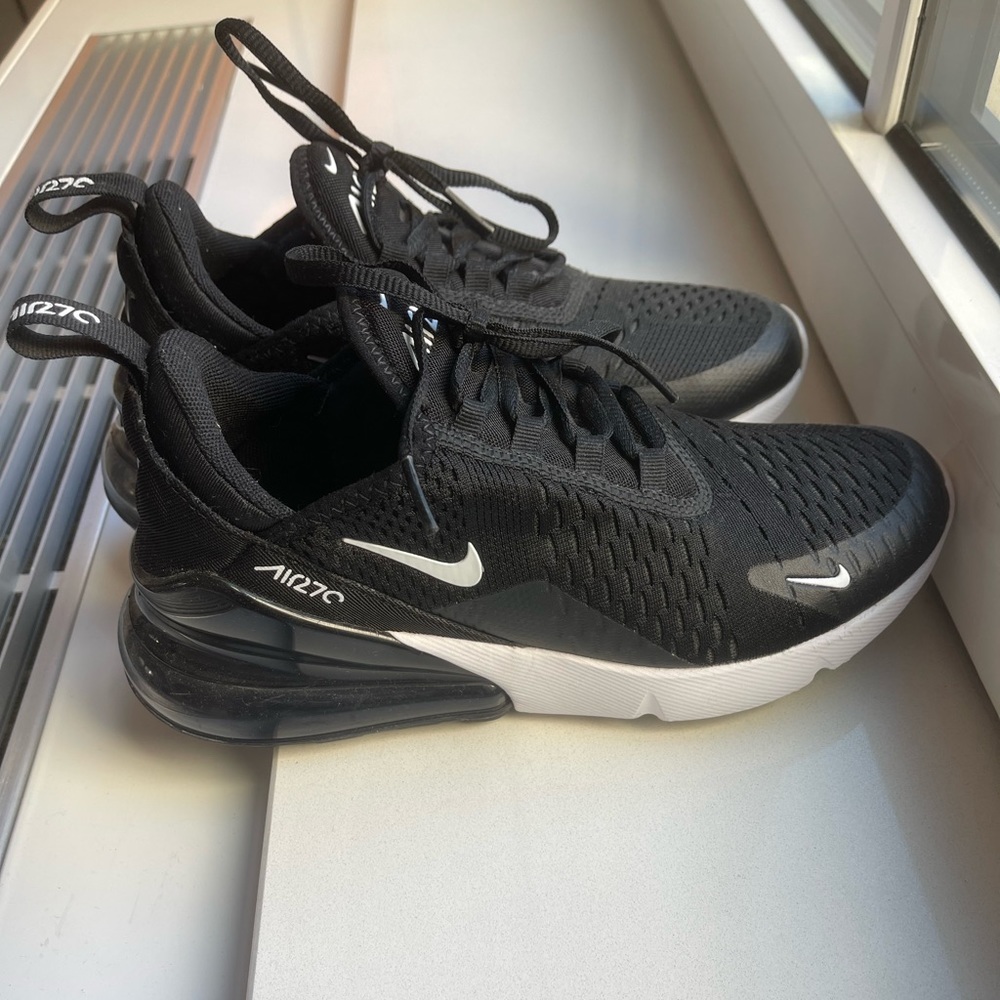 Nike Air 270s in black. Great condition